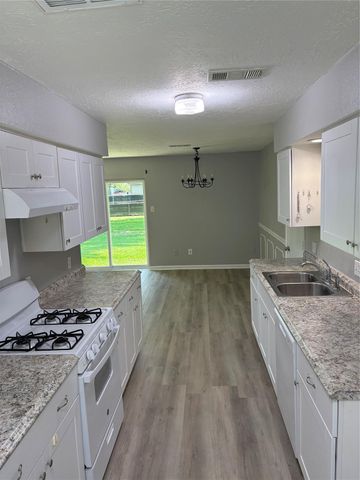 226 E Dumble Street, Alvin, TX 77511