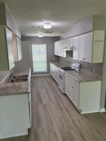 226 E Dumble Street, Alvin, TX 77511