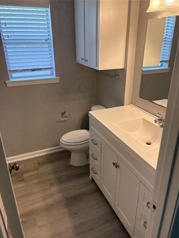 226 E Dumble Street, Alvin, TX 77511