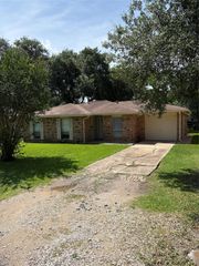 226 E Dumble Street, Alvin, TX 77511