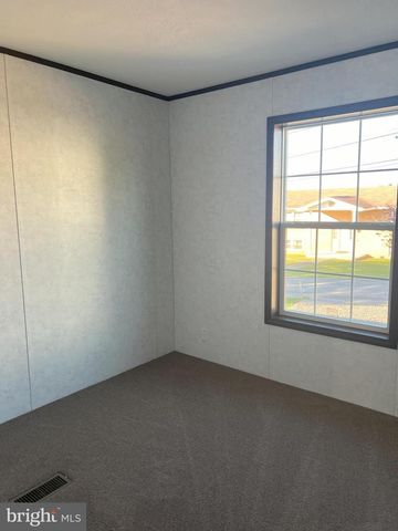 211 EISENHOWER DR, Moorefield, WV 26836