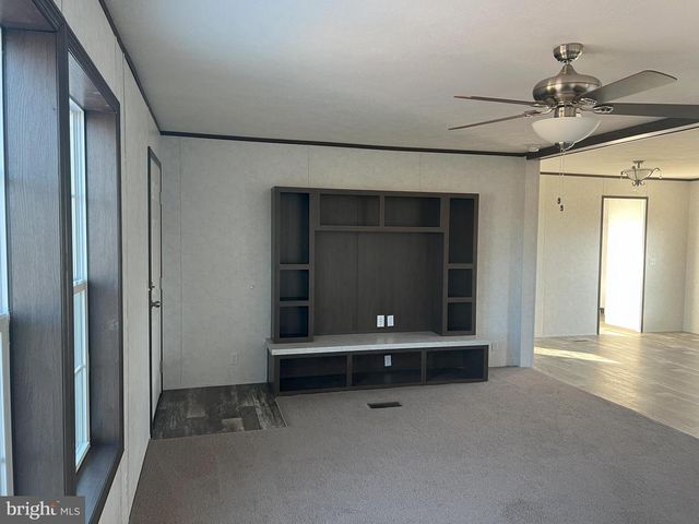 211 EISENHOWER DR, Moorefield, WV 26836