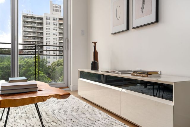 379 Ocean Pkwy Apt 5C, New York City, NY 11218