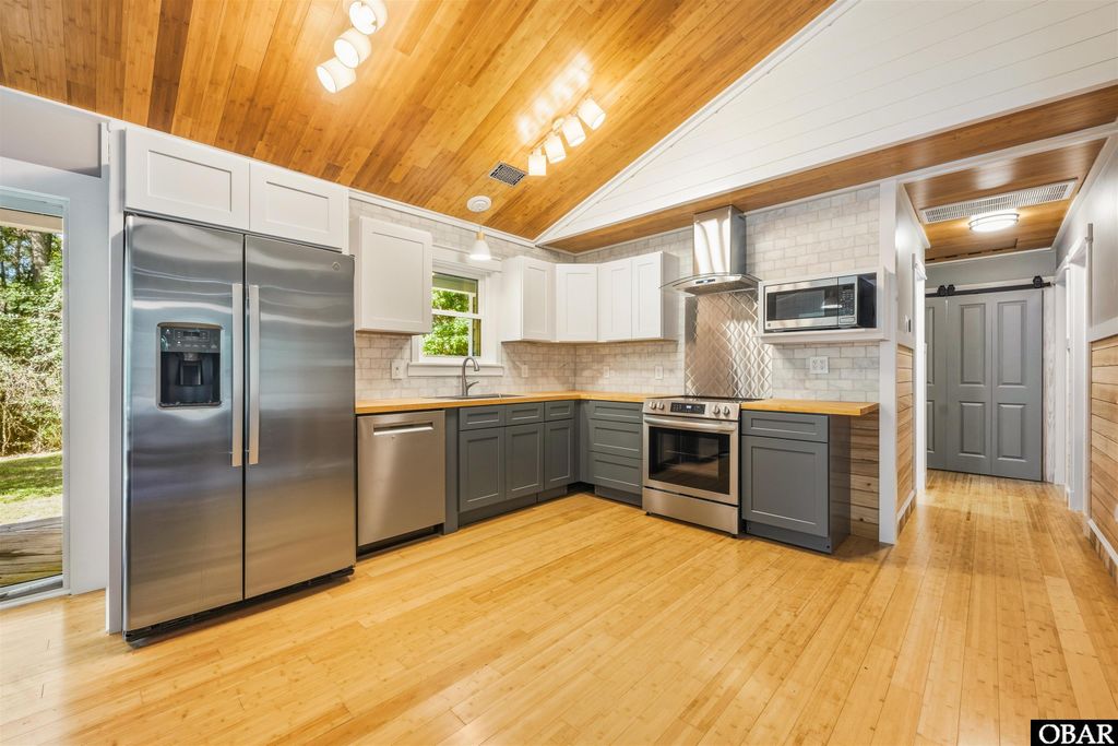 Image 8 of property listing at 5104 The Woods Road, Kitty Hawk, NC 27949