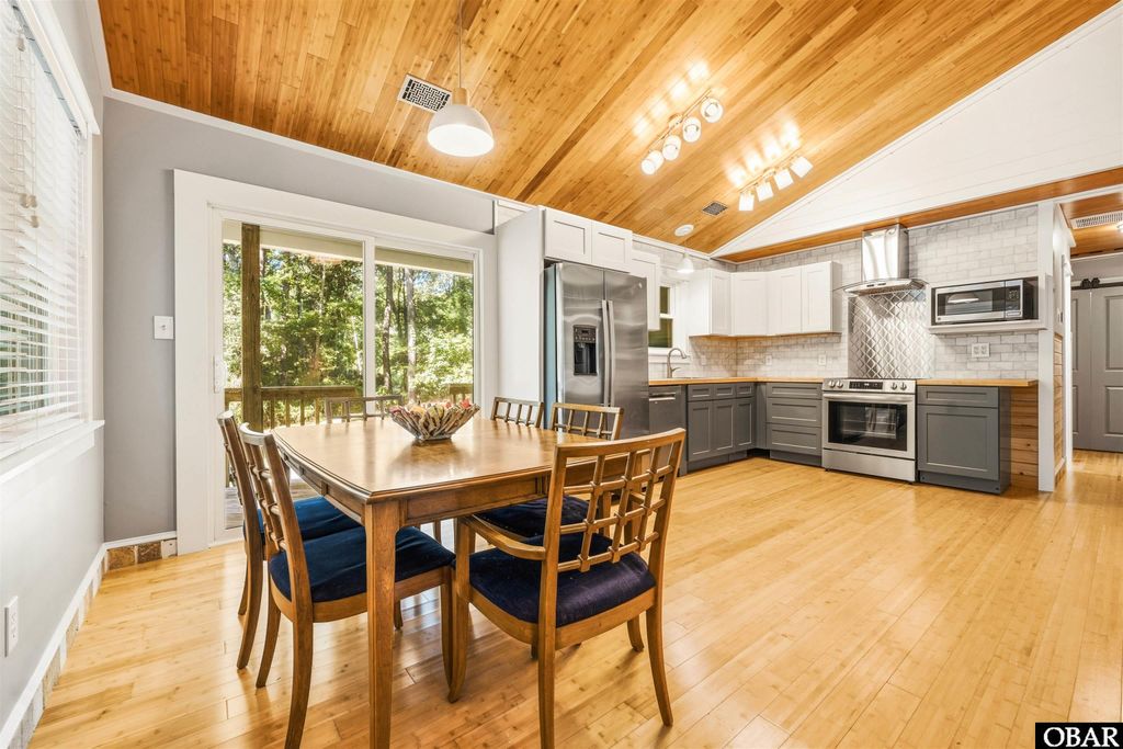Image 10 of property listing at 5104 The Woods Road, Kitty Hawk, NC 27949