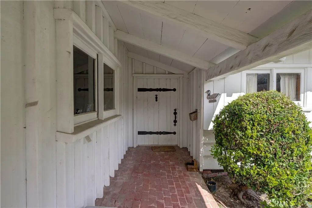 Image 4 of property listing at 2521 Novato Place, Palos Verdes Estates, CA 90274