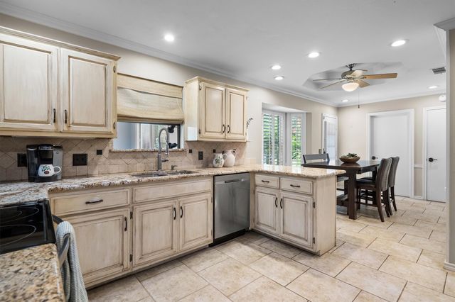 301 Meadow Knoll Drive, Double Oak, TX 75077
