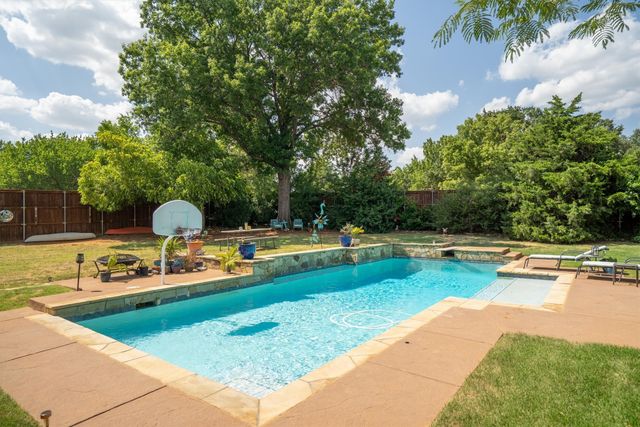 301 Meadow Knoll Drive, Double Oak, TX 75077