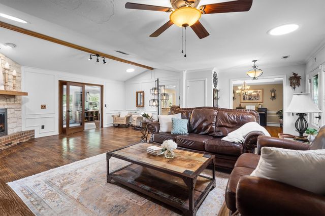 301 Meadow Knoll Drive, Double Oak, TX 75077
