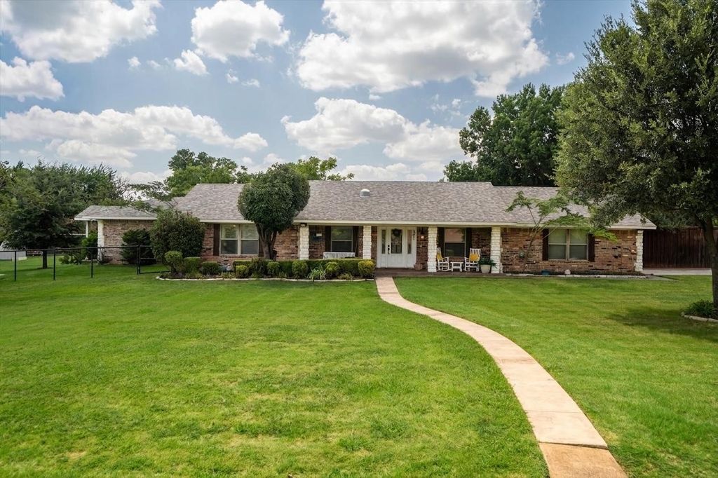 301 Meadow Knoll Drive, Double Oak, TX 75077