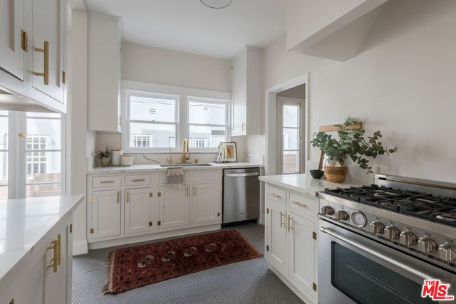 7464 Hollywood Boulevard, Los Angeles, CA 90046