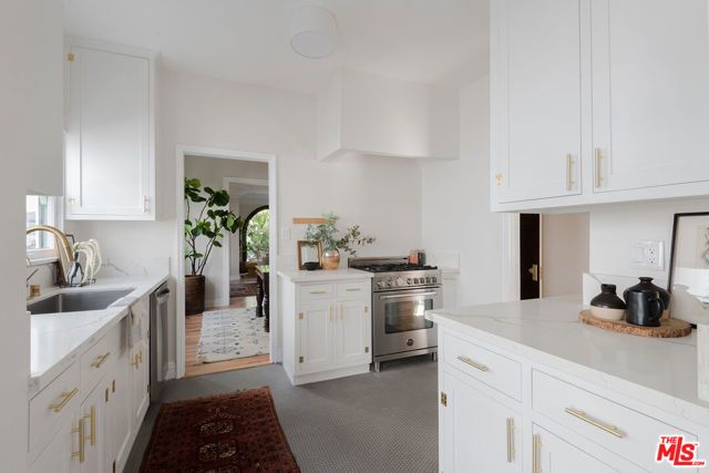 7464 Hollywood Boulevard, Los Angeles, CA 90046