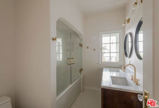 7464 Hollywood Boulevard, Los Angeles, CA 90046