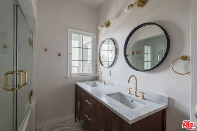 7464 Hollywood Boulevard, Los Angeles, CA 90046