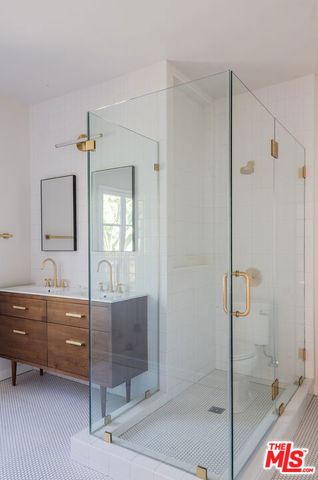 7464 Hollywood Boulevard, Los Angeles, CA 90046