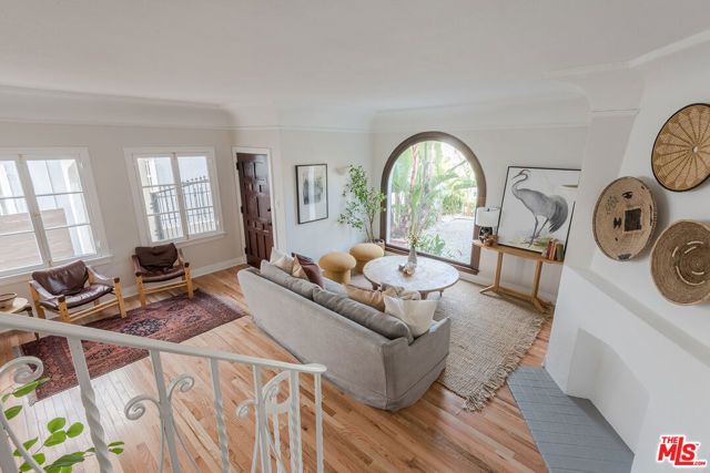 7464 Hollywood Boulevard, Los Angeles, CA 90046