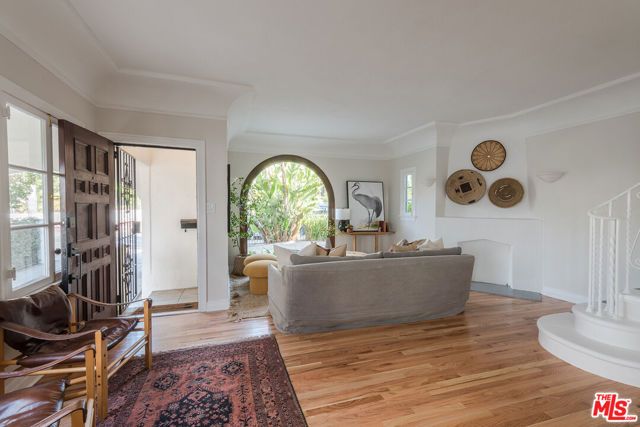 7464 Hollywood Boulevard, Los Angeles, CA 90046