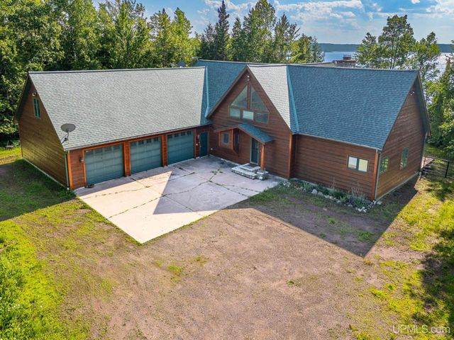 6448 Lakeshore Drive, Wakefield, MI 49968