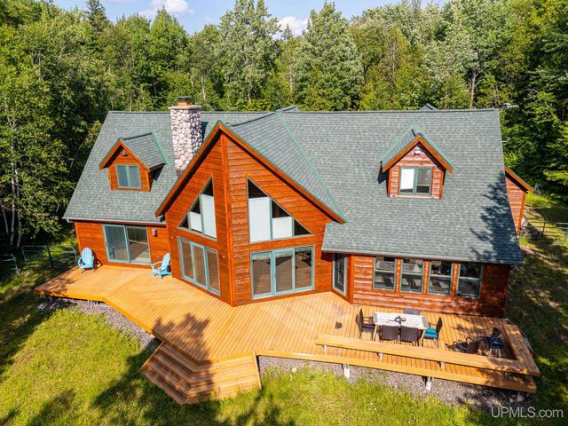 6448 Lakeshore Drive, Wakefield, MI 49968