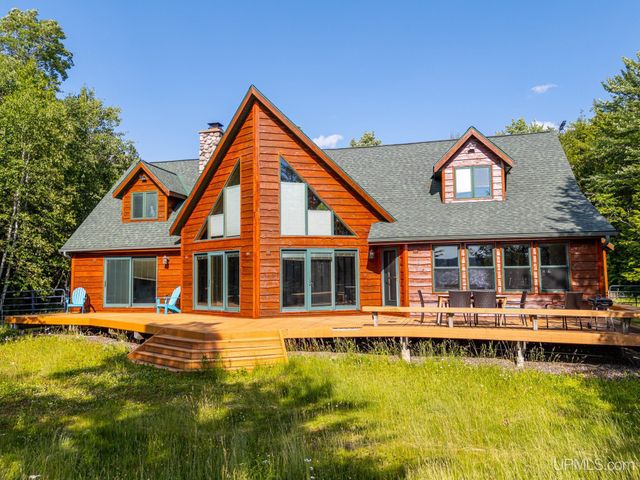6448 Lakeshore Drive, Wakefield, MI 49968