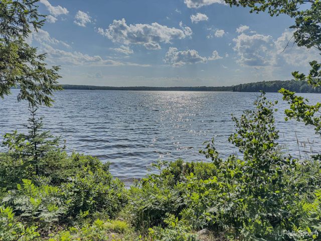 6448 Lakeshore Drive, Wakefield, MI 49968