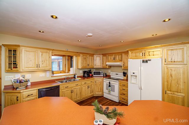 6448 Lakeshore Drive, Wakefield, MI 49968