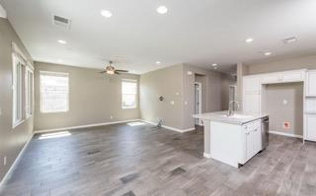 Image 6 of property listing at 10850 N Braden Way, Fresno, CA 93730