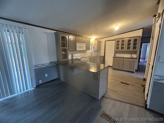 1931 Coon Creek, Eufaula, OK 74432