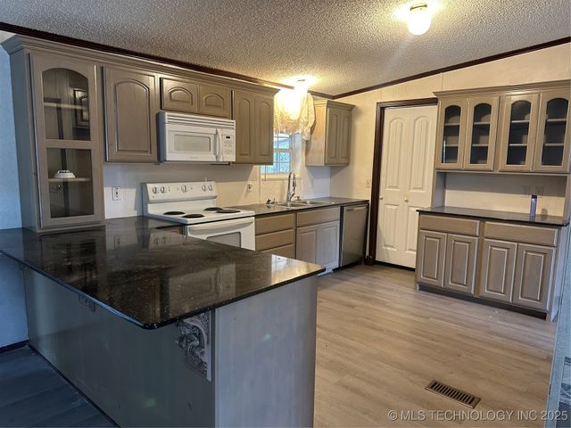 1931 Coon Creek, Eufaula, OK 74432