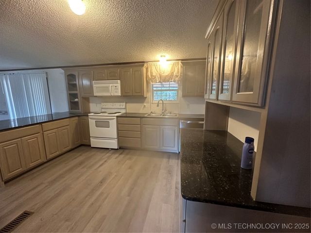 1931 Coon Creek, Eufaula, OK 74432