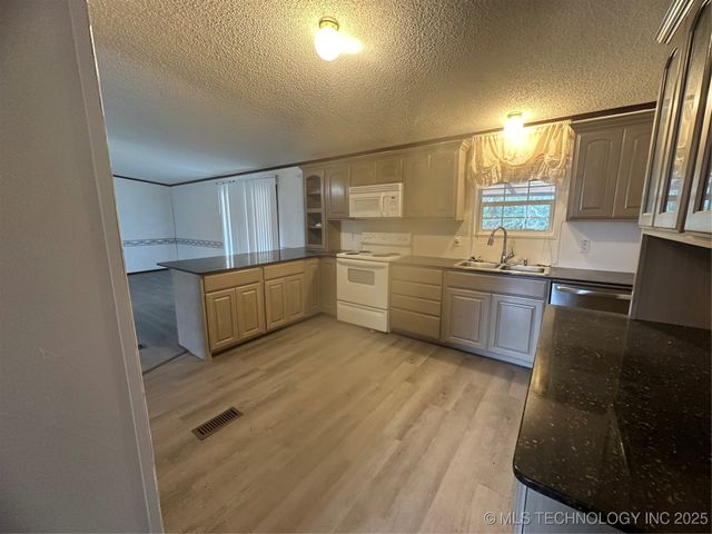 1931 Coon Creek, Eufaula, OK 74432