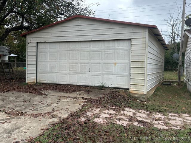 1931 Coon Creek, Eufaula, OK 74432