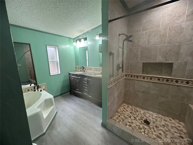 1931 Coon Creek, Eufaula, OK 74432