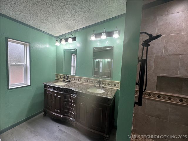 1931 Coon Creek, Eufaula, OK 74432