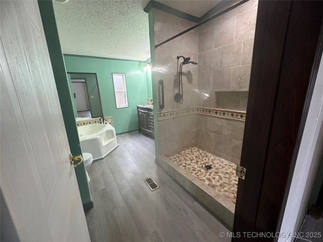 1931 Coon Creek, Eufaula, OK 74432