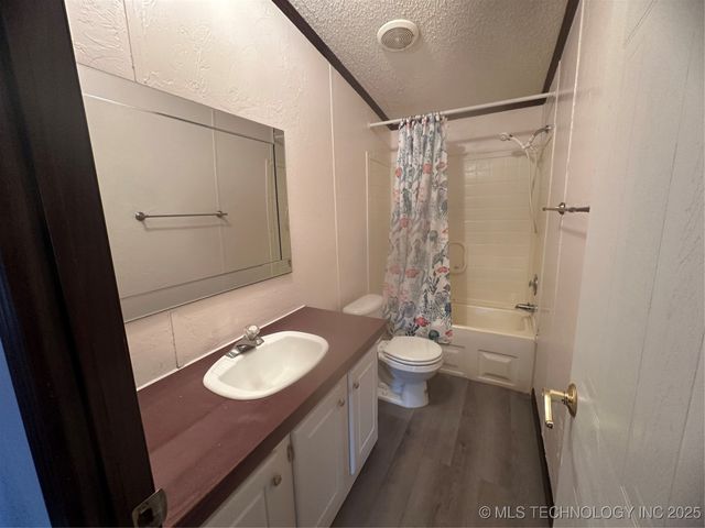 1931 Coon Creek, Eufaula, OK 74432