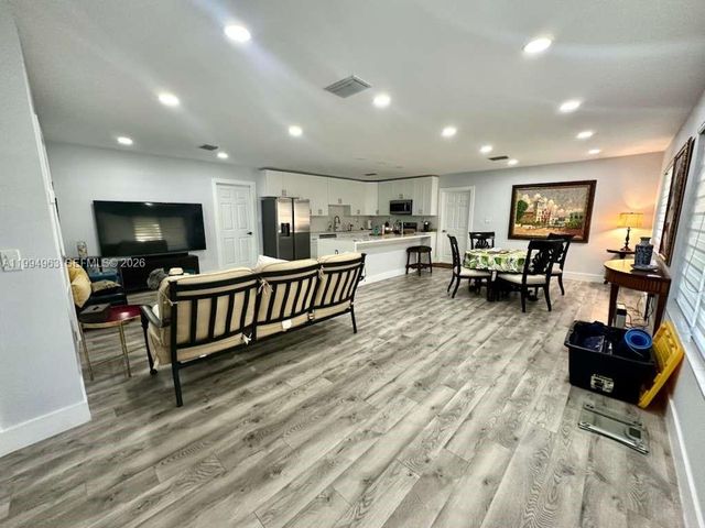 628 SW 6th Ave, Hallandale Beach, FL 33009