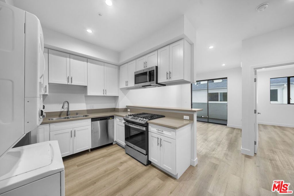 5612 Lexington Avenue 203, Los Angeles, CA 90038