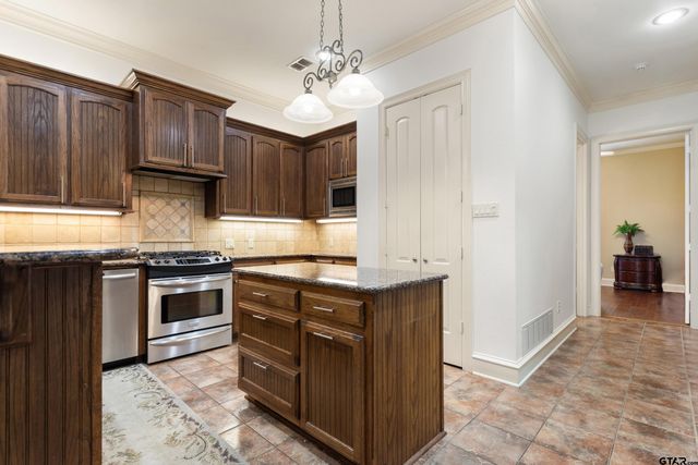 2318 Kingsmill Cir., Tyler, TX 75703