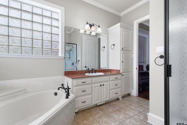 2318 Kingsmill Cir., Tyler, TX 75703