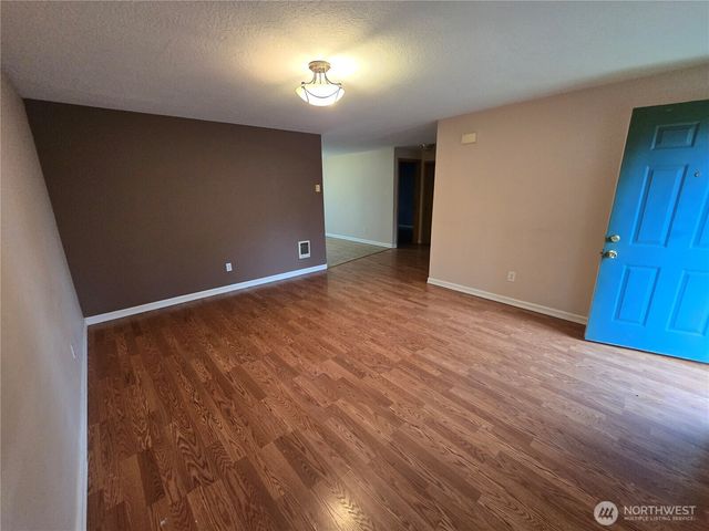 1106 S 11th Avenue, Kelso, WA 98626