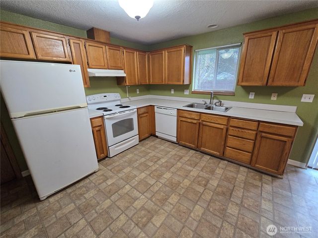 1106 S 11th Avenue, Kelso, WA 98626