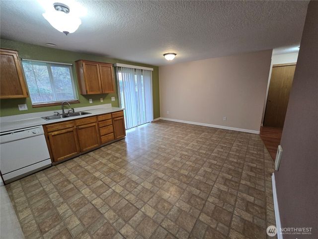 1106 S 11th Avenue, Kelso, WA 98626