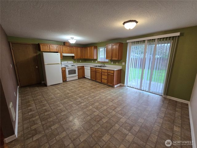 1106 S 11th Avenue, Kelso, WA 98626