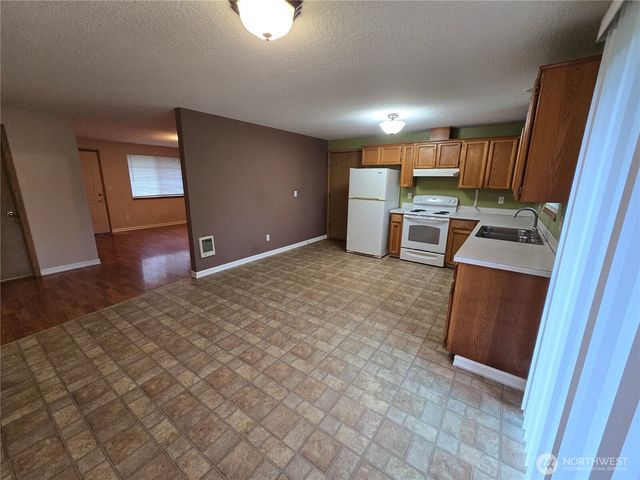 1106 S 11th Avenue, Kelso, WA 98626