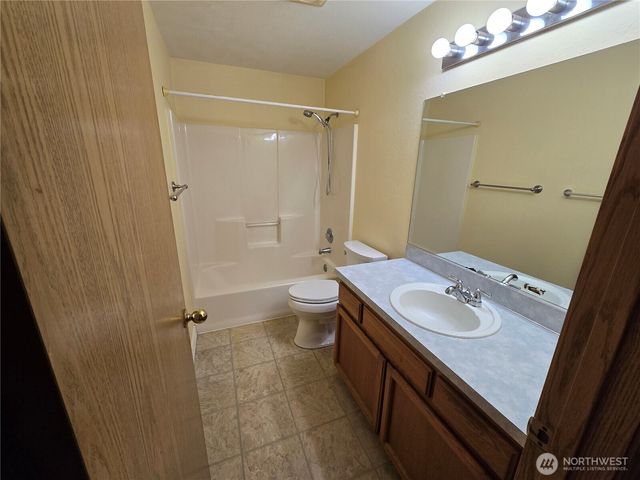 1106 S 11th Avenue, Kelso, WA 98626