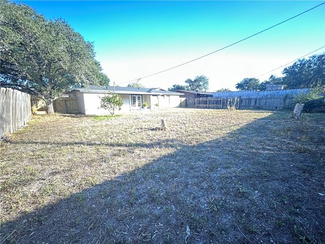 713 S 17th St, Kingsville, TX 78363