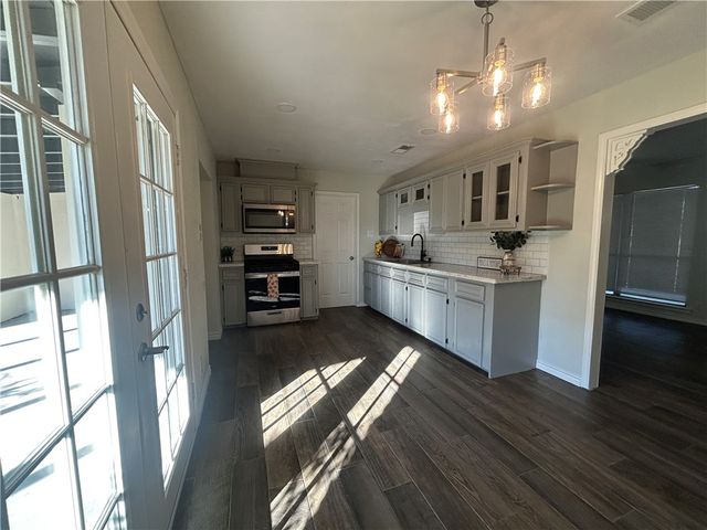 713 S 17th St, Kingsville, TX 78363