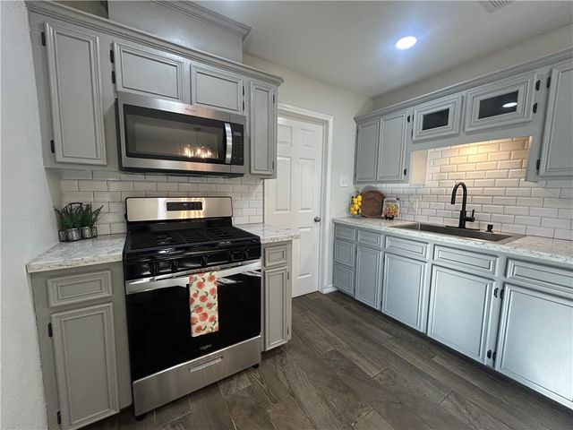 713 S 17th St, Kingsville, TX 78363