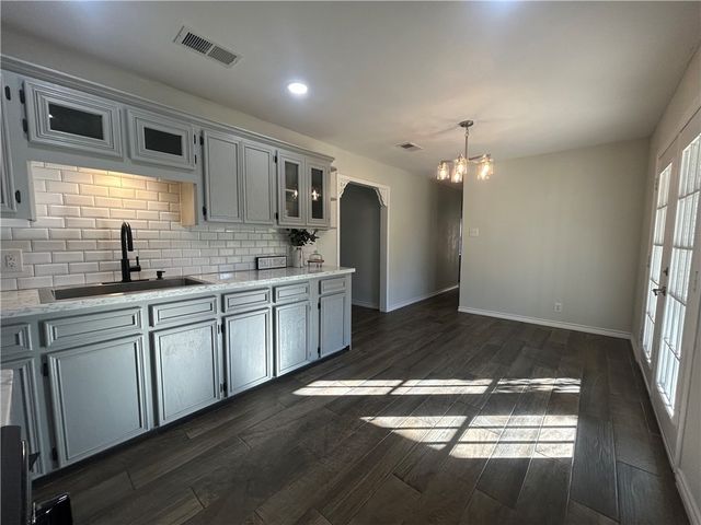 713 S 17th St, Kingsville, TX 78363